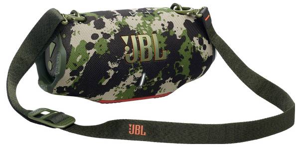 Ein mit Camouflage-Muster versehener tragbarer JBL-Lautsprecher mit Schultergurt, auf dessen Seite das JBL-Logo prominent platziert ist.