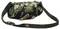 Ein mit Camouflage-Muster versehener tragbarer JBL-Lautsprecher mit Schultergurt, auf dessen Seite das JBL-Logo prominent platziert ist.
