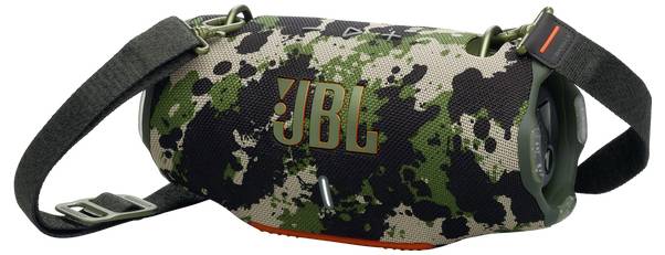 Ein mit Tarnmuster versehener tragbarer Lautsprecher mit Schultergurt und auffälligem 'JBL' Logo, speziell für den Outdoor-Einsatz entwickelt.