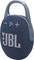Ein tragbarer blauer Lautsprecher mit einem angebrachten Karabiner und Steuerungstasten an der Oberseite, auf dem prominent das 'JBL'-Logo zu sehen ist.
