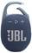 Ein blauer tragbarer JBL Bluetooth-Lautsprecher mit gewebter Textur, ausgestattet mit Bedienungstasten für Lautstärke und Wiedergabe an der Frontseite und einem Karabinerhaken oben.