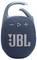 Tragbarer blauer JBL-Lautsprecher mit strukturierter Oberfläche, integriertem Karabinerhaken und Bedienungstasten für Wiedergabe sowie Lautstärke erhöhen und verringern.