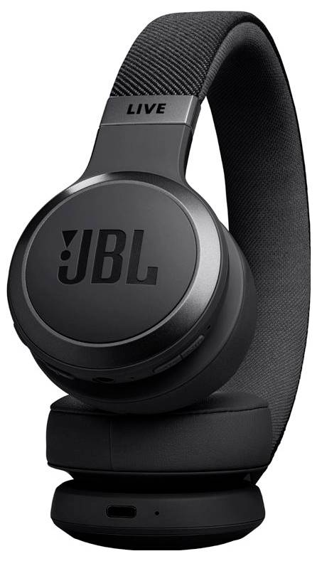 Schwarze JBL Over-Ear-Kopfhörer mit drahtloser Verbindung, ausgestattet mit einem gepolsterten Kopfbügel und dem Schriftzug 'Live' an der Seite, wobei der Ladeanschluss darunter zu sehen ist.