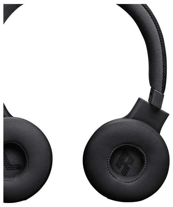 Schwarze Over-Ear-Kopfhörer auf weißem Hintergrund, die die Ohrmuscheln und einen Teil des Kopfbügels zeigen.