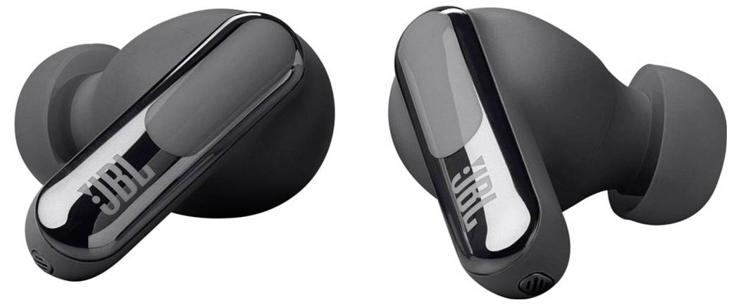 Schwarze JBL-Ohrhörer aus verschiedenen Blickwinkeln gezeigt, wobei das schlichte Design und die Ohreinsätze hervorgehoben werden, höchstwahrscheinlich mit dem Ziel, ihren Stil und ihre Bauqualität zu präsentieren.