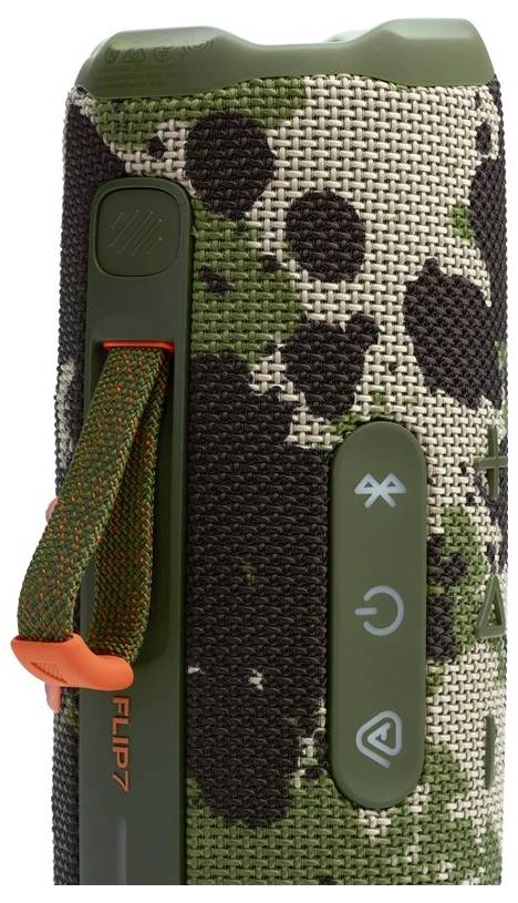 Tragbarer Lautsprecher mit grünem Tarnmuster. Verfügt über Tasten für Ein/Aus, Bluetooth, Lautstärke, Wiedergabe und eine Schlaufe zum Tragen.