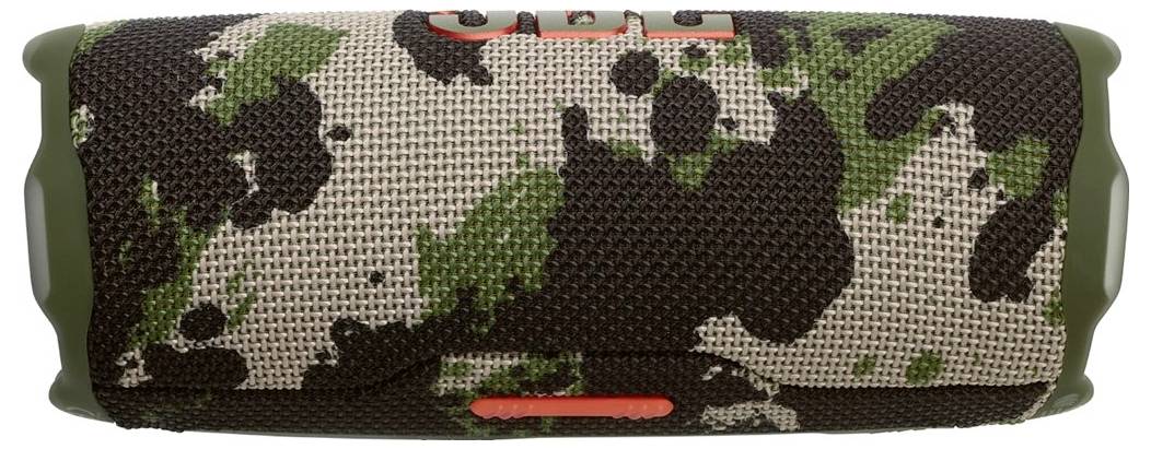 Ein zylindrischer tragbarer Lautsprecher in einem Grün-Schwarz-Tarnmuster, der für den Outdoor-Einsatz konzipiert ist.