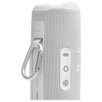 Ein weißer Bluetooth-Lautsprecher mit Tasten für Wiedergabe, Ein-/Aus-Schalter und Kopplung, ausgestattet mit einer texturierten Stoffaußenseite und einer angebrachten Schlaufe für einfache Transportierbarkeit.
