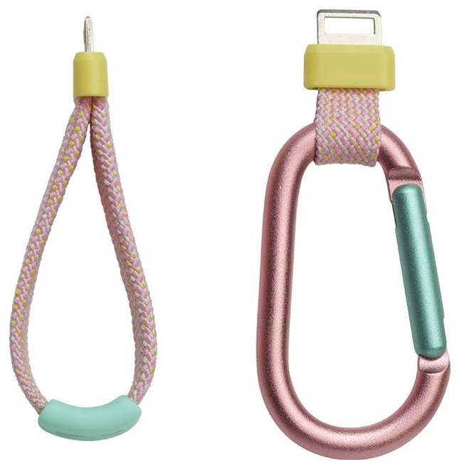 Ein rosa und grünes geflochtenes Kabel mit einem Metallkarabiner und einem gelben Anschluss, das als praktischer Schlüsselanhänger oder Halterung verwendet wird.