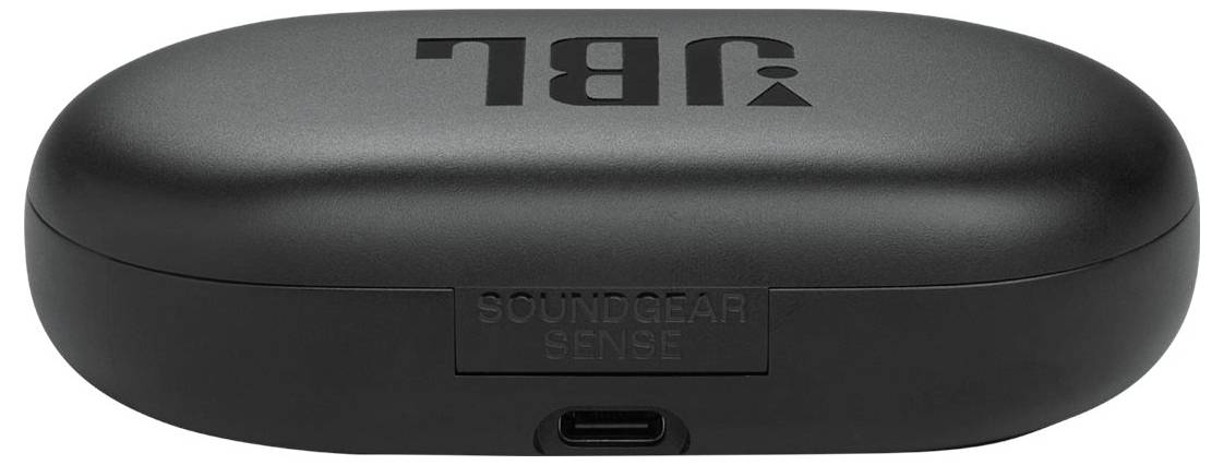 Eine schwarze JBL Soundgear Sense Ladehülle mit dem JBL-Logo auf der Oberseite, die einen USB-C-Ladeanschluss an der Vorderseite aufweist.