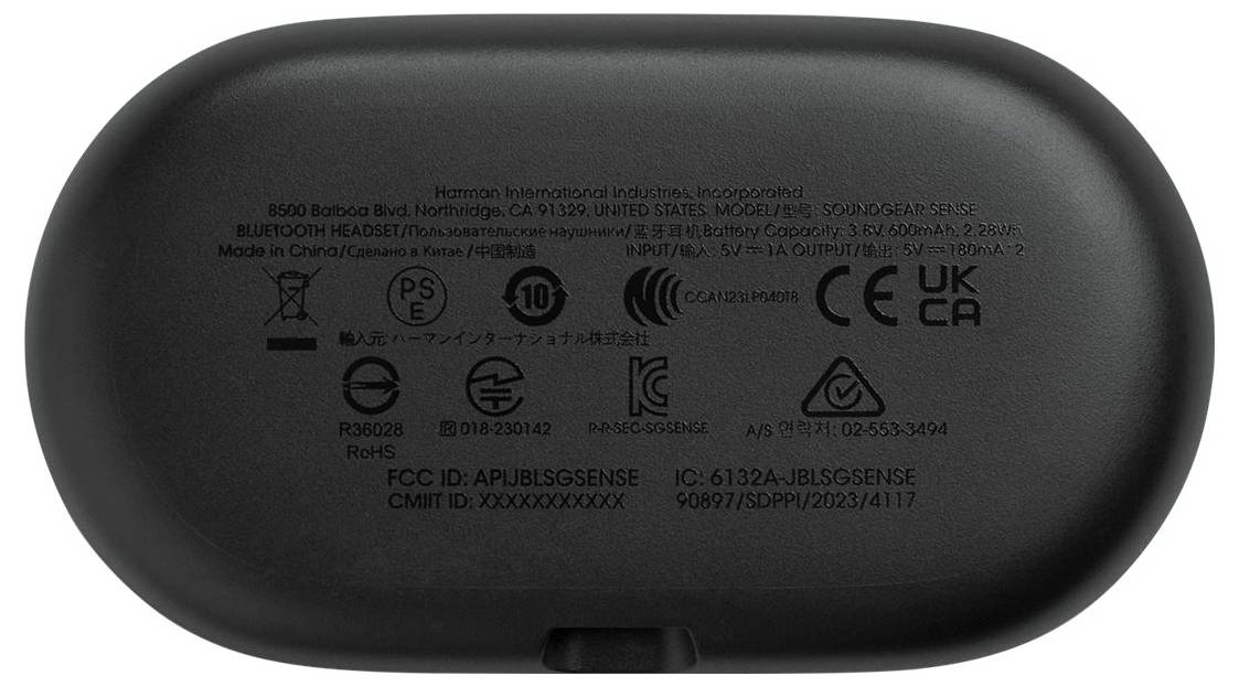 Kopfhörer-Konformitätsinformationen, dargestellt mit Regulierungssymbolen und verschiedenen Zertifizierungszeichen, eingraviert auf einer schwarzen Elektronikoberfläche.