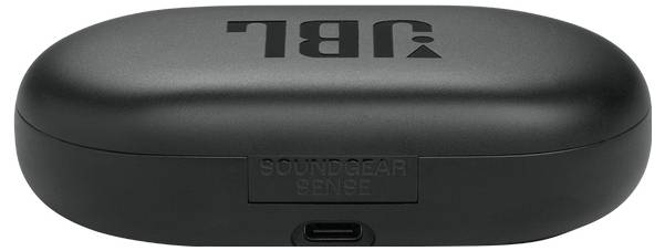Eine schwarze JBL Soundgear Sense Ladehülle mit einem USB-C-Anschluss, auf deren Oberseite das Markenlogo prominent zu sehen ist.