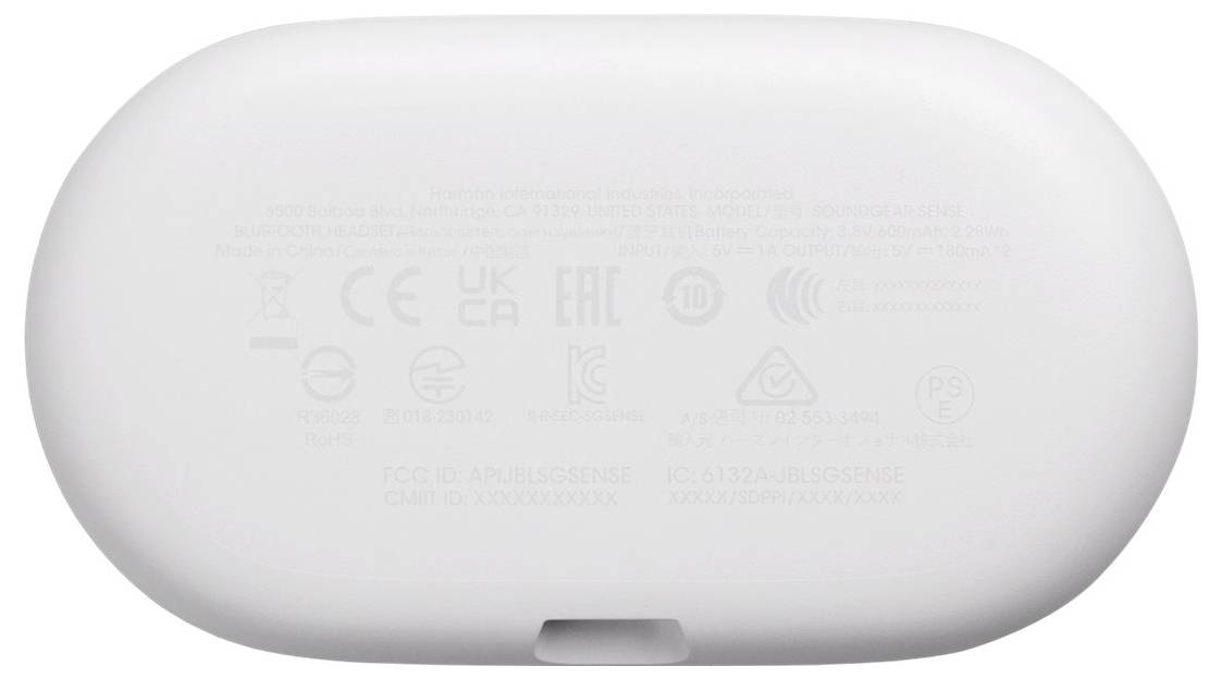 Das Bild zeigt die Unterseite eines weißen Ladekastens mit regulatorischen Symbolen und Text, einschließlich der Aufschrift 'FCC ID: ZAF-0123A', vor einem einfarbigen Hintergrund.