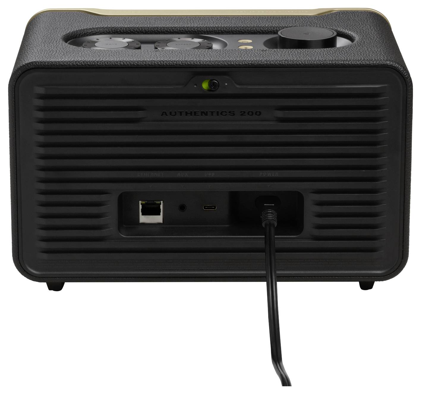 Ein schwarzer Lautsprecher mit einem Netzkabel, das in die Rückseite eingesteckt ist, und Anschlüssen für Audioverbindungen. Der Markenname "AUTHENTICS 200" ist auf der Rückseite beschriftet.
