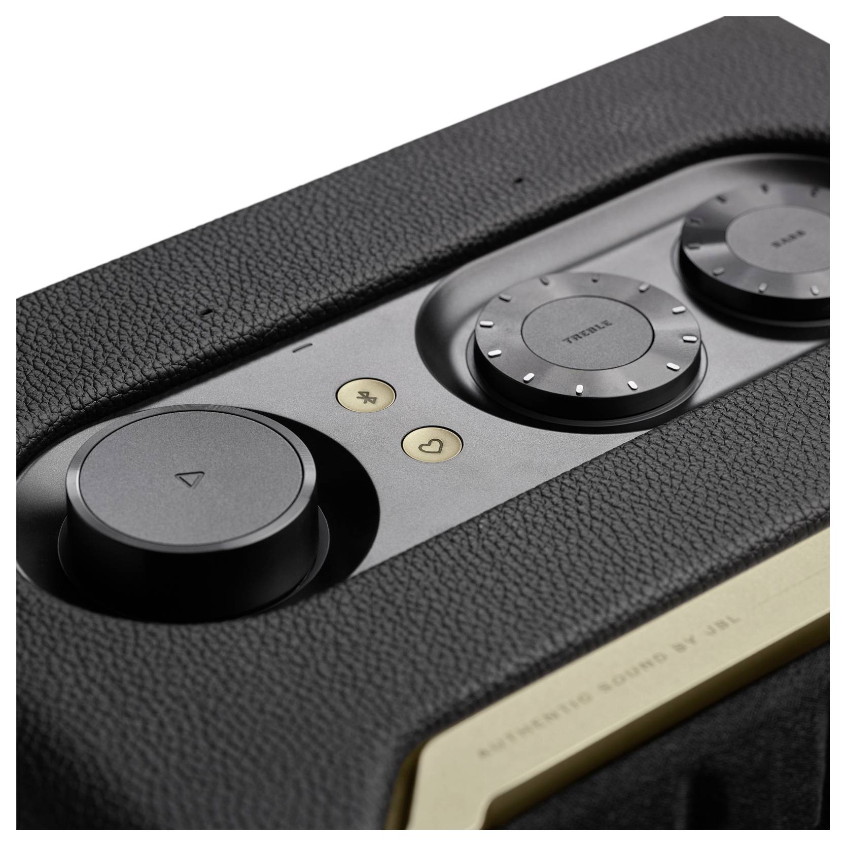 Nahaufnahme eines schwarzen Lautsprecherpanels mit einem großen Lautstärkeregler, Höhen- und Basseinstellungen sowie einer Bluetooth-Taste zur Audiosteuerung.