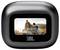 Ein kompakter JBL Bluetooth-Lautsprecher, der ein Bild von einer Person und einem Kind beim Wandern zeigt, vor einer rauen Outdoor-Kulisse.
