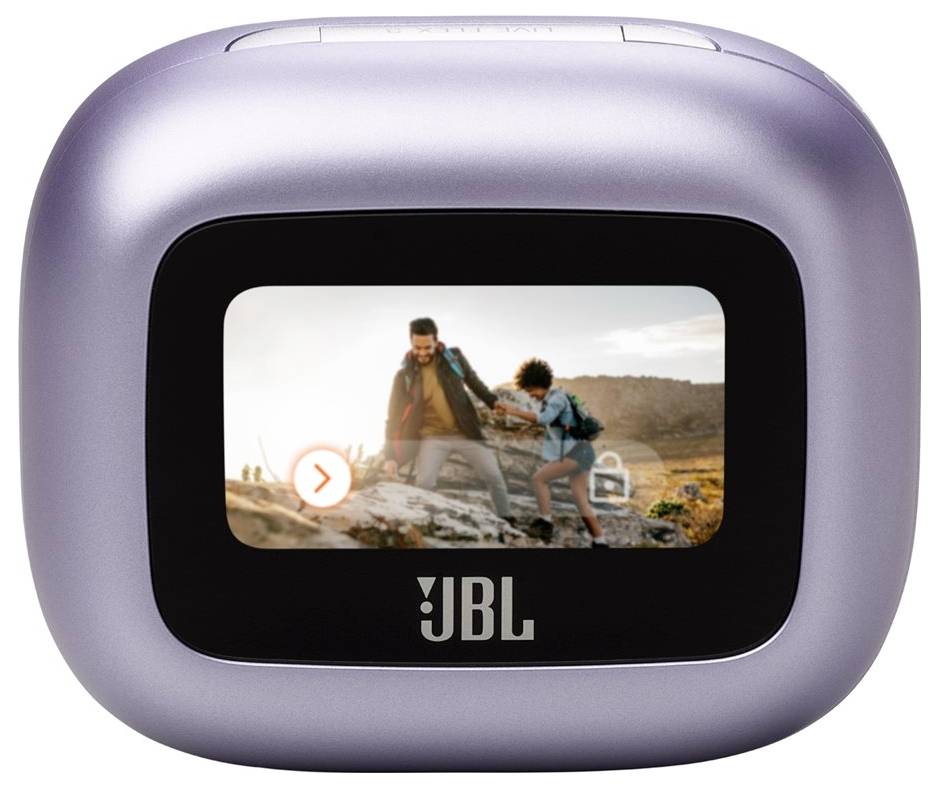 Ein kleiner, tragbarer JBL-Lautsprecher mit einem Display, auf dem ein Bild von zwei Wanderern in einer Berglandschaft zu sehen ist, mit einem Play-Button-Overlay.