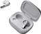 Ein weißer Earbud mit Metallakzenten liegt in einem geöffneten Ladecase, während ein weiterer Earbud daneben schwebt.