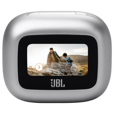 Ein kleiner, silberner JBL-Lautsprecher mit einem Outdoor-Motiv auf seinem Display, das eine Person zeigt, die einem Kind über Felsen hilft und Abenteuer symbolisiert.