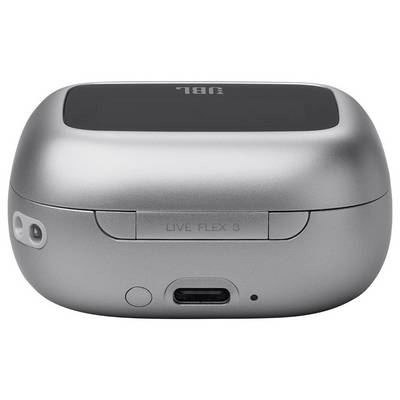 Ein silberner JBL Live Flex 3 Ladeetui wird gezeigt, der einen USB-C-Anschluss und einen kleinen runden Knopf, wahrscheinlich zur Bluetooth-Kopplung, besitzt.
