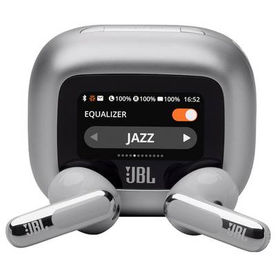 Silberne JBL-Ohrhörer mit einem digitalen Bildschirm auf dem Etui, der einen Equalizer im Jazz-Modus zeigt. Die Batteriesymbole weisen eine Vollladung aus.