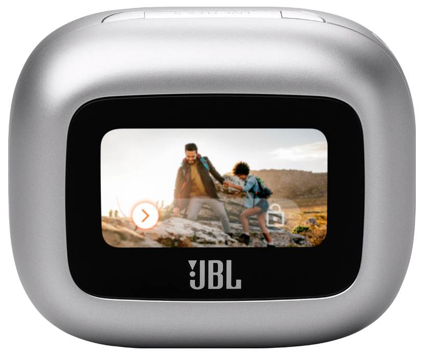 JBL-Lautsprecher mit einem Frontbildschirm, der ein Bild von zwei Menschen zeigt, die in einem bergigen Gebiet wandern. Der Bildschirm verfügt über ein Play-Button-Symbol.