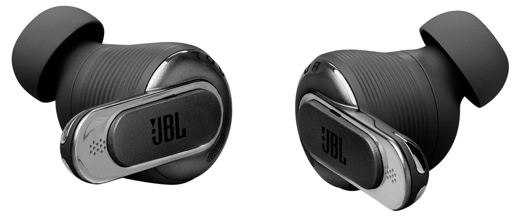 Zwei schwarze JBL Wireless-Ohrhörer mit elegantem, modernem Design, versehen mit einem metallfarbenen Akzent und Silikonspitzen für einen komfortablen und sicheren Sitz.