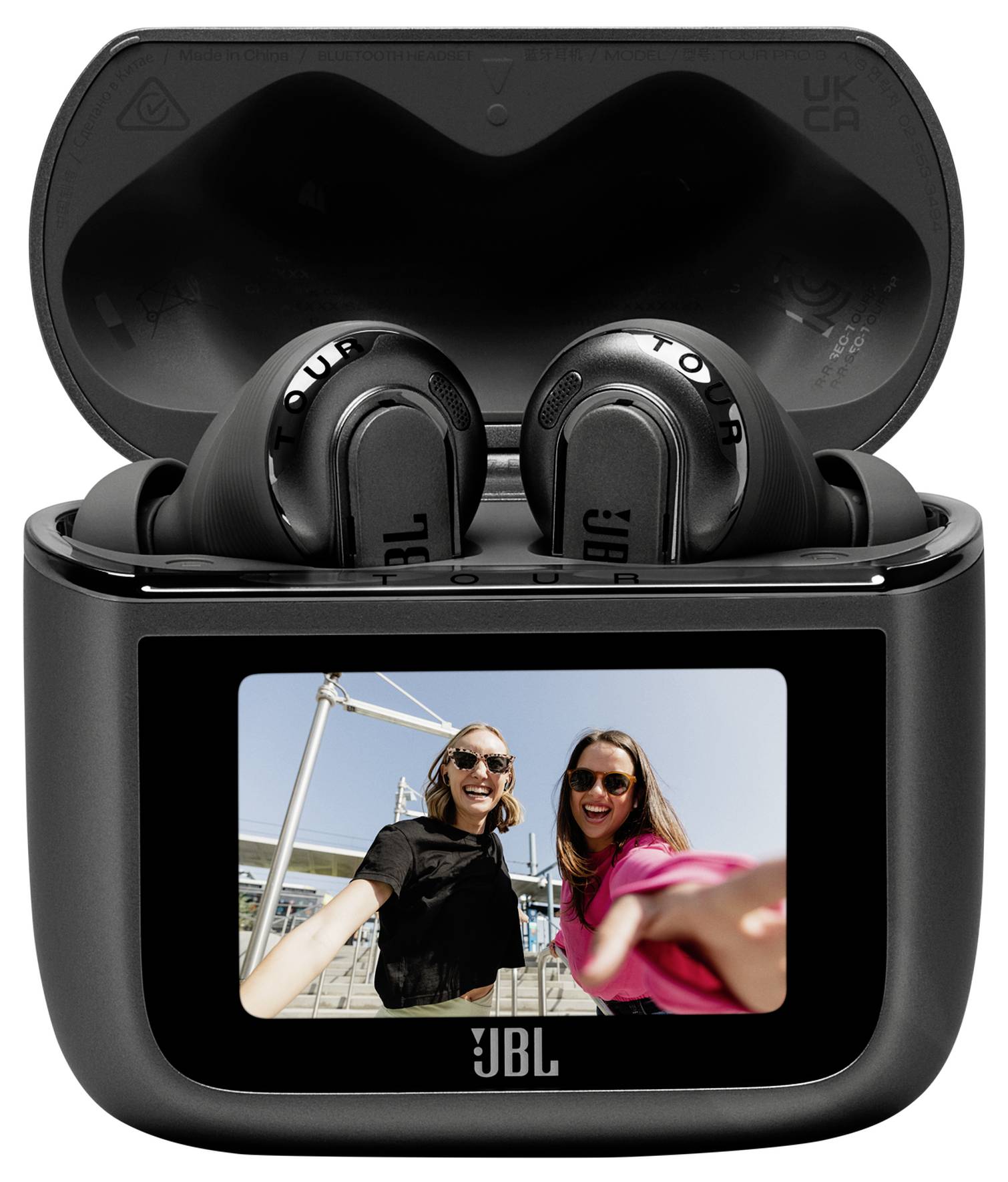 Kabellose Kopfhörer in einer Ladehülle mit einem Bildschirm, auf dem zwei Menschen lächelnd draußen ein Selfie machen.