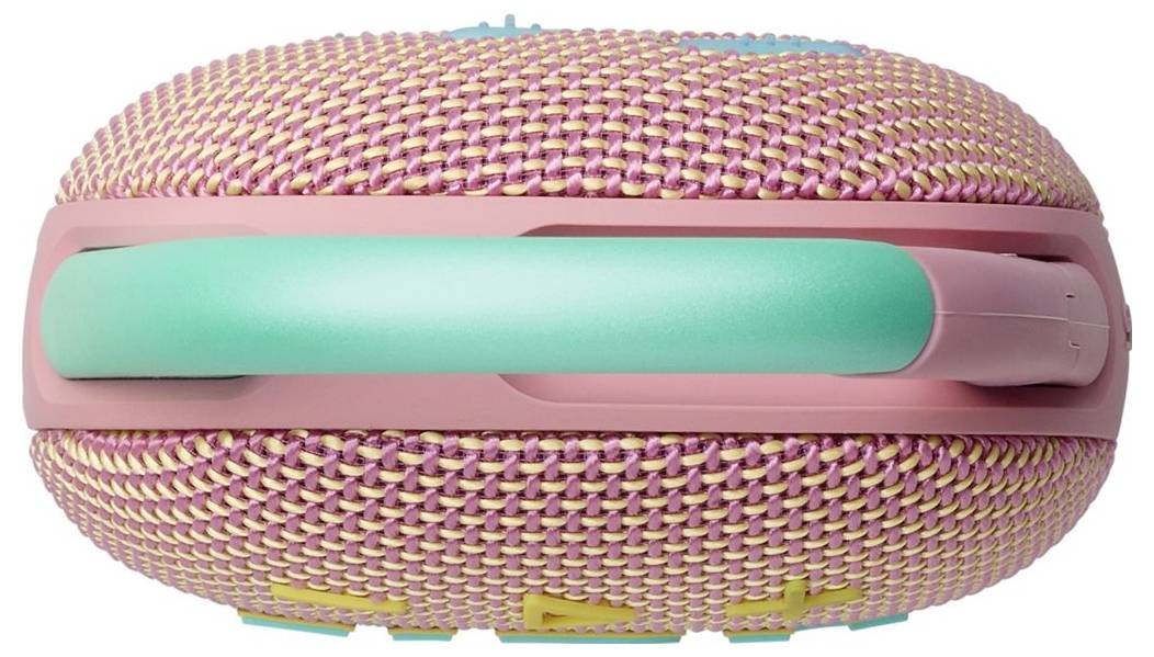 Ein gewebter, ovaler Bluetooth-Lautsprecher mit einem Design in Rosa und Gelb, der oben einen türkisfarbenen Griff besitzt.