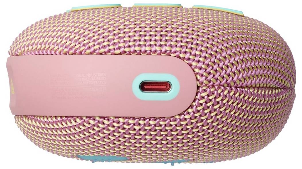 Ein tragbarer Lautsprecher mit rosa und gelb gewebtem Maschenstoff, ausgestattet mit einem USB-C-Ladeanschluss an der Seite.