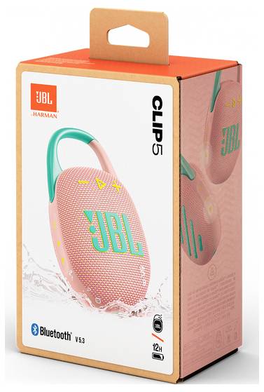Verpackung des JBL Clip 5 tragbaren Lautsprechers. Er zeigt einen pinken Lautsprecher mit Branding, IP67-Wasserdichtigkeitsbewertung und 12-Stunden-Wiedergabezeit.