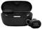 Schwarze kabellose Ohrhörer in einem Etui mit Logo, ein Ohrhörer außerhalb des Gehäuses, die das kompakte Design für Mobilität und Stil präsentieren.