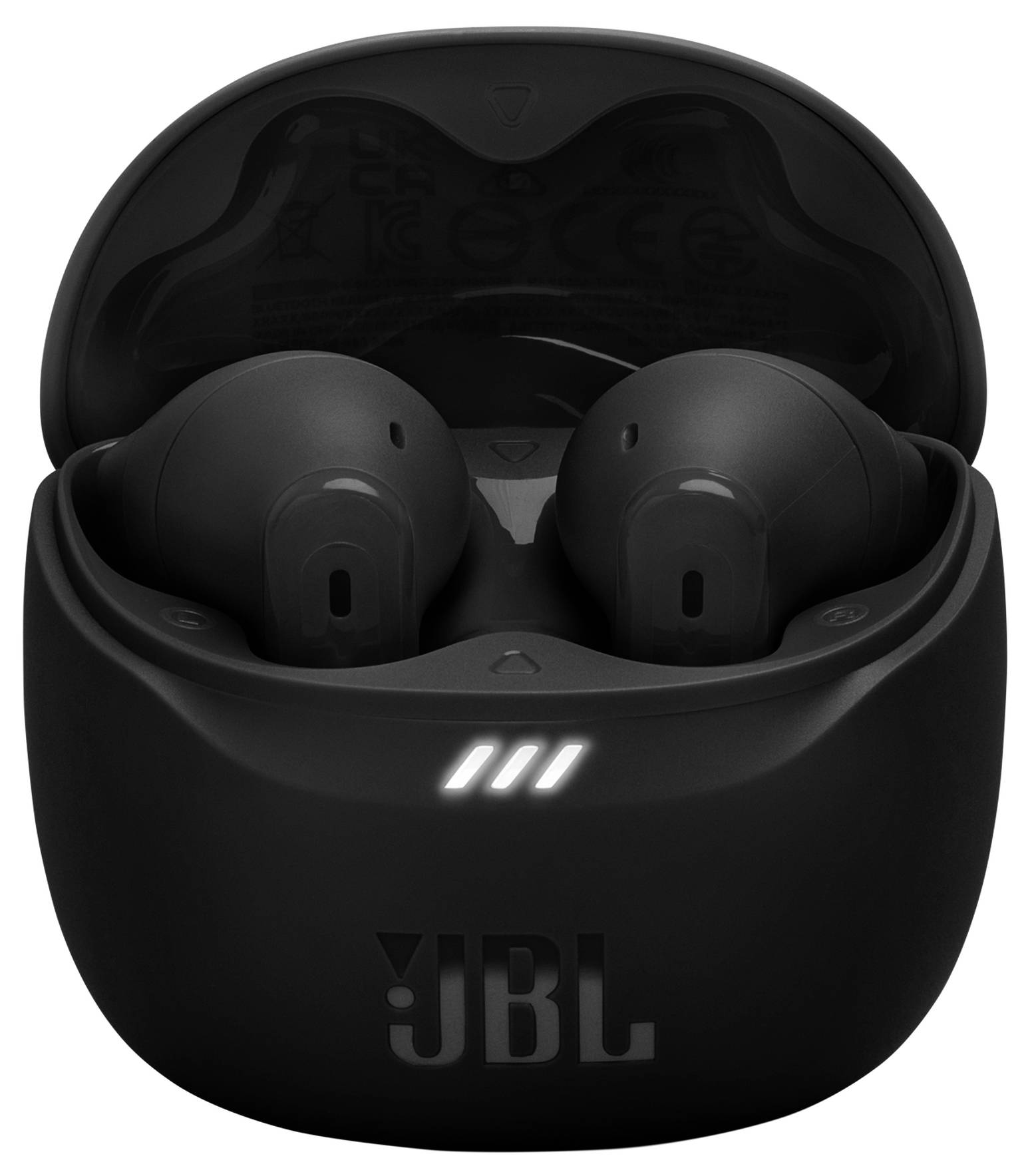 Schwarze kabellose Ohrhörer in einer geöffneten Ladebox mit einem Markenlogo auf der Vorderseite, die Innendetails zeigt.