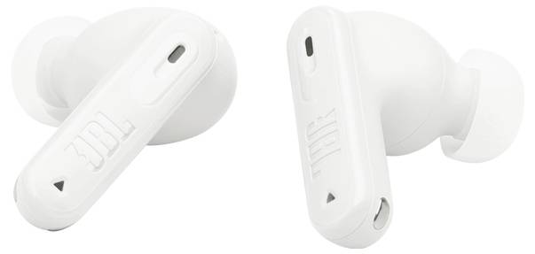 Zwei weiße kabellose Kopfhörer mit elegantem Design, ausgestattet mit kleinen Lautsprechergittern und Markenlogo an den Stängeln, nebeneinander positioniert.