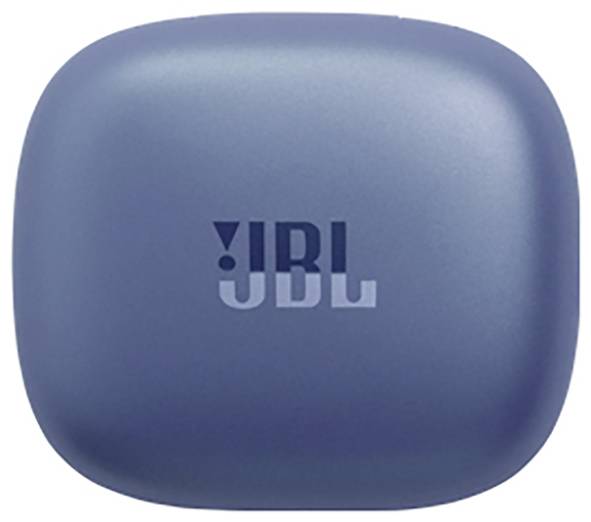 Eine quadratische, dunkelblau Earbud-Hülle von JBL mit abgerundeten Kanten, auf deren Oberfläche das JBL-Logo prominent zu sehen ist.