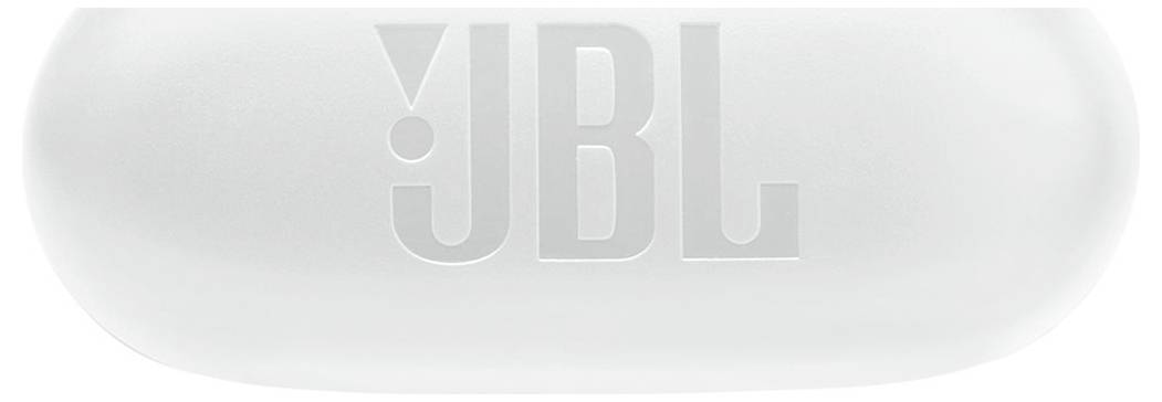 Weißes JBL-Logo, eingeprägt auf einer glatten, abgerundeten, hellfarbigen Oberfläche.