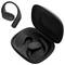 Ein schwarzes Earbud-Set mit Ladeetui, ergonomisch geformt für optimalen Tragekomfort. Der Deckel des Etuis ist geöffnet und zeigt einen Earbud im Inneren.