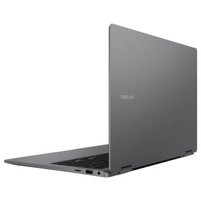 Ein schlankes, graues Laptop, das in einem Winkel geöffnet ist und das Samsung-Logo auf der Rückseite des Bildschirms zeigt, mit einem dünnen Design, das Mobilität signalisiert.