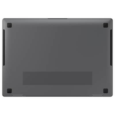 Das Bild zeigt die Unterseite eines geschlossenen, schlanken, dunkelgrauen Laptops, der auf einer flachen Oberfläche ruht.