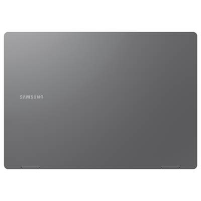 Ein geschlossener Samsung-Laptop in elegantem Grau, auf dessen Deckel das Markenlogo zu sehen ist.