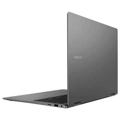 Ein grauer Laptop, teilweise geöffnet, zeigt eine Tastatur und einen schwarzen Bildschirm. Das Samsung-Logo ist auf dem Deckel sichtbar. Der Laptop befindet sich auf einem schlichten Hintergrund.