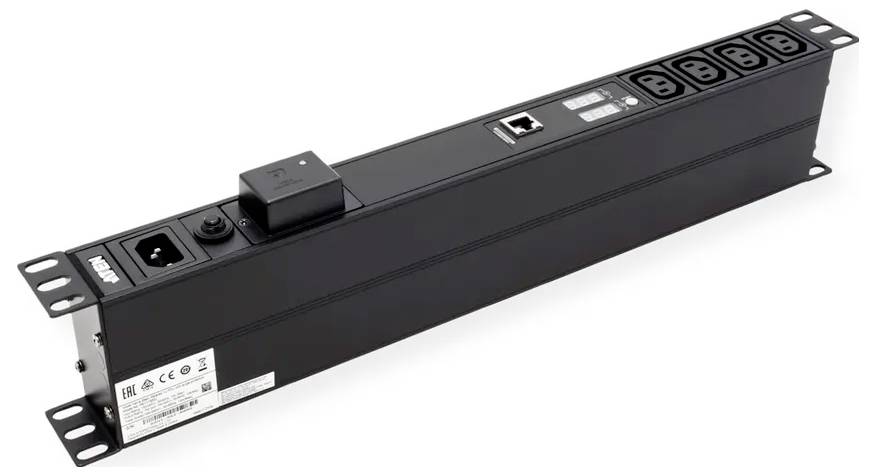 Eine schwarze Stromverteilungseinheit mit mehreren Steckdosen und einer digitalen Anzeige, konzipiert für Rack-Installationen.