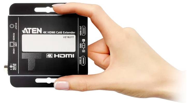 Eine Hand hält einen 'ATEN 4K HDMI Cat6 Extender, VE1812T', der die Anschlüsse und Bezeichnungen auf einem schwarzen, rechteckigen Gerät zeigt.