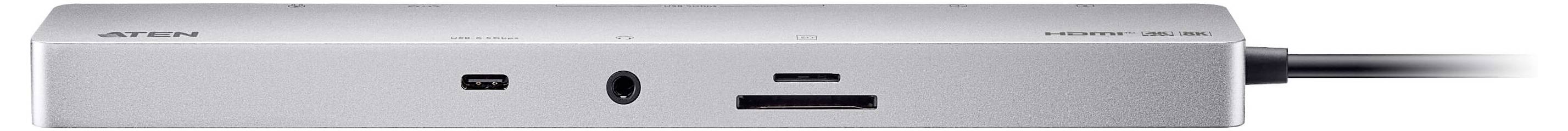 Eine schlanke, silberne Dockingstation mit einem USB-C-Anschluss, einem Audioeingang, einem SD-Kartensteckplatz und einem microSD-Kartensteckplatz, von vorne betrachtet.