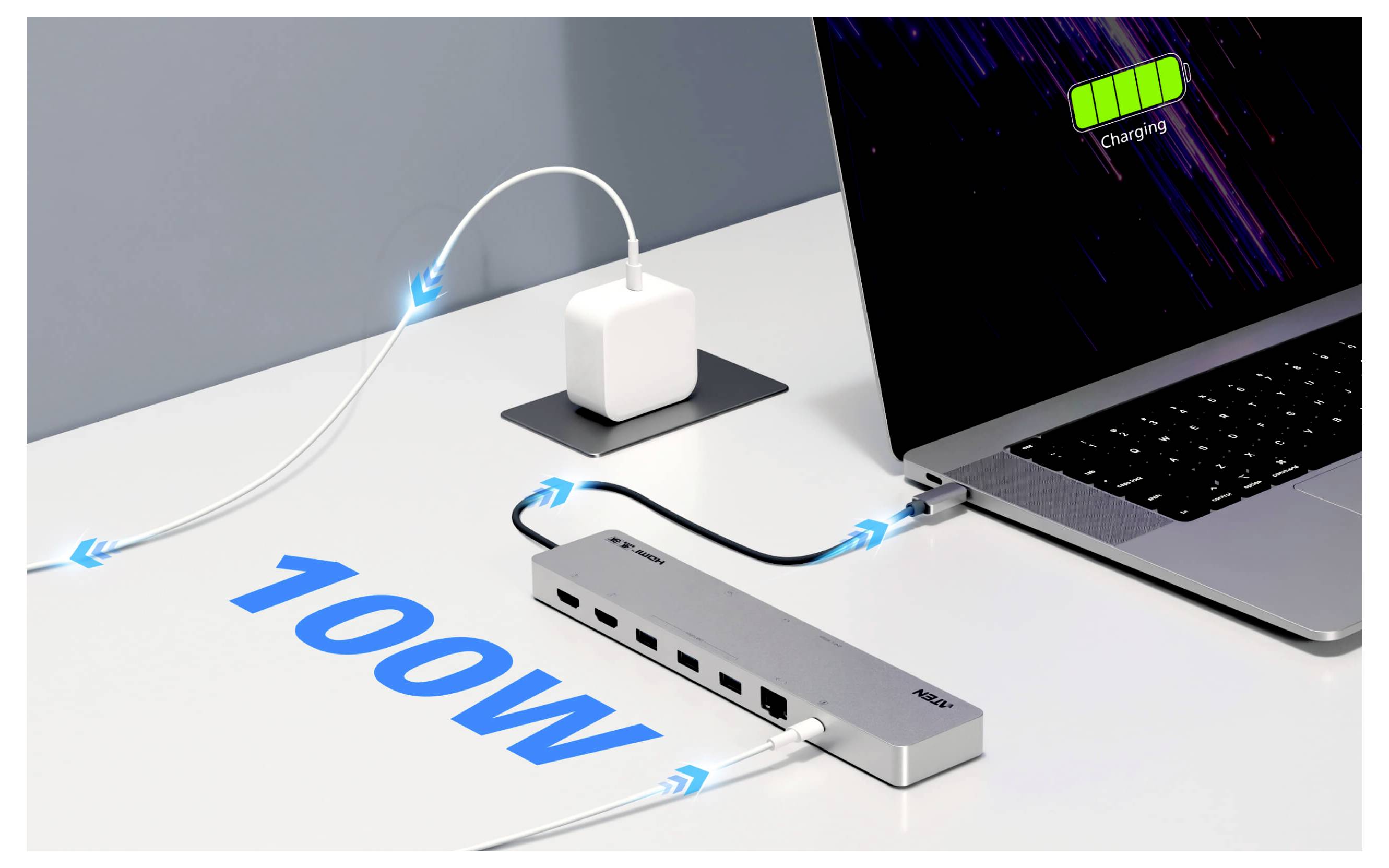Ein Laptop, der über ein Kabel und Netzteil mit einem Mehrfachadapter verbunden ist und eine '100W'-Beschriftung zeigt, die den Ladestatus angibt.