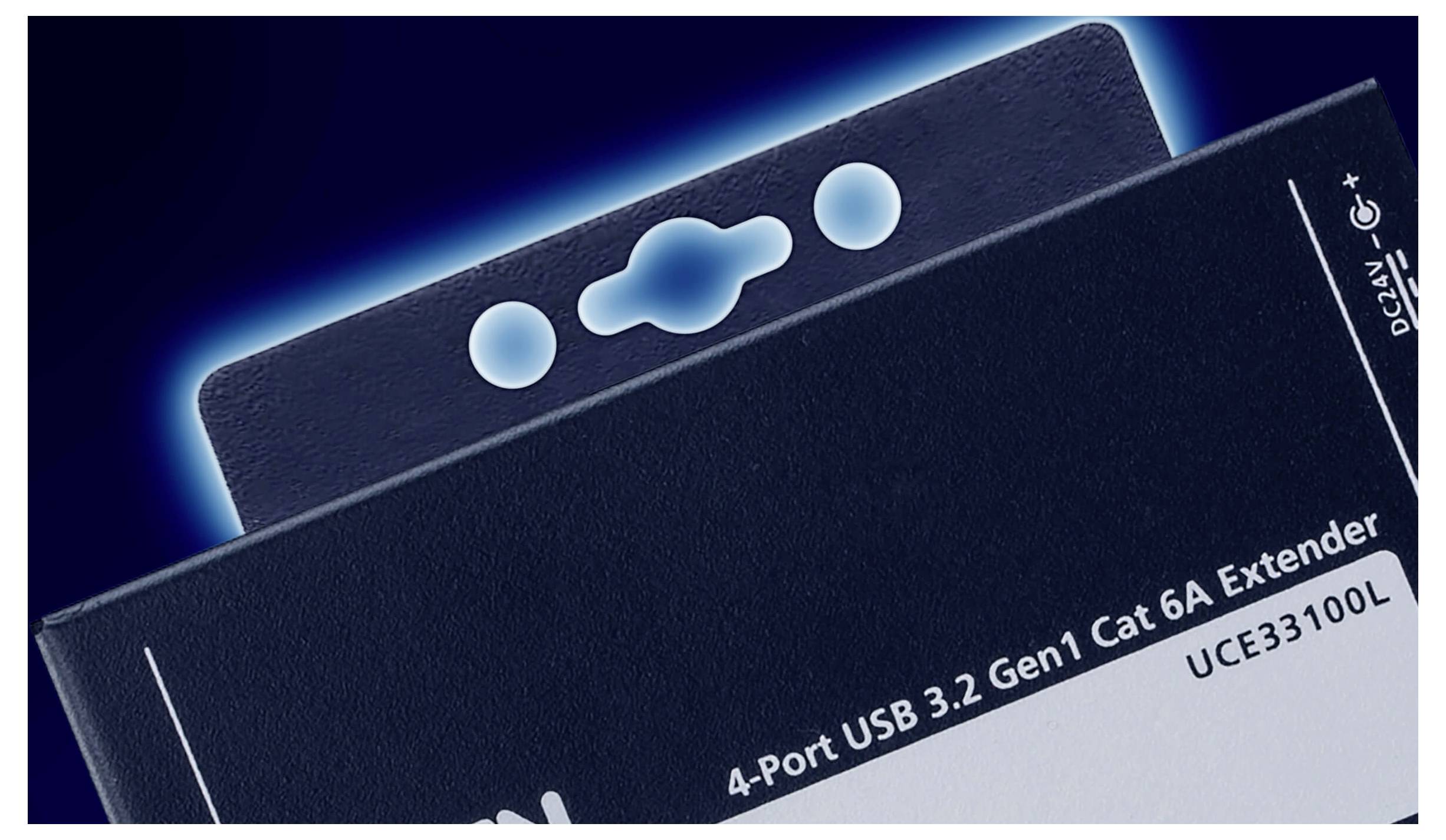 Ein 4-Port-USB-3.2-Gen1-Cat-6A-Extender-Gerät mit der Bezeichnung „UCE33100L", das eine sichtbare blaue Lichtmusterung auf der Karte trägt, die es hält.