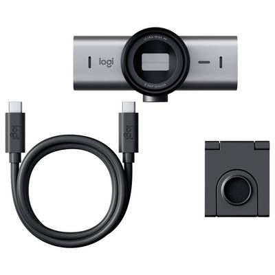Eine silberne Webcam mit der Beschriftung "logi" und einem abnehmbaren Objektivdeckel, zusammen mit einem USB-C-Kabel und einem Halterung, auf einem neutralen Hintergrund angeordnet.