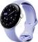 Smartwatch mit rundem Display, das Uhrzeit, Datum und Fitness-Icons zeigt, mit einem hellvioletten Armband.