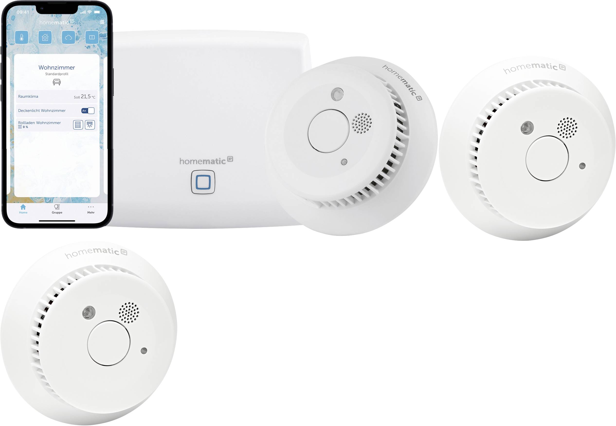 Ein Smartphone, das eine Smart-Home-App zeigt, neben einer Steuereinheit und drei runden, weißen Rauchmeldern.