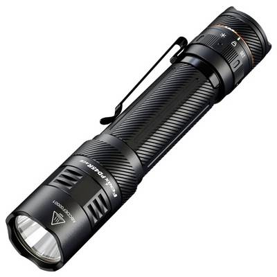 Eine schwarze, handliche Taschenlampe mit Clip, strukturiertem Gehäuse für besseren Griff und einem sichtbaren Einschaltknopf. Der Markenname ist seitlich angebracht.